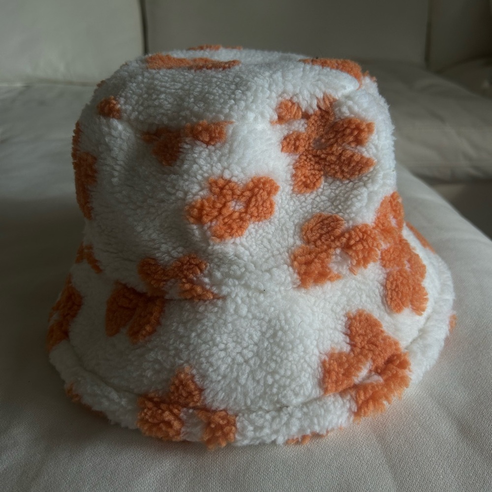 Sherpa bucket hat with orange flowers 🍊